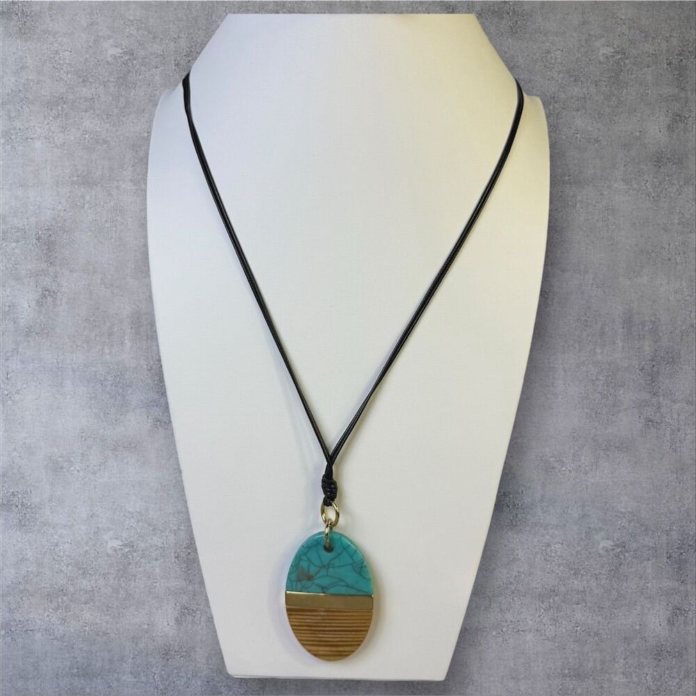 127. Modern Faux Howlite & Wood Pendant Necklace Adjustable Cord